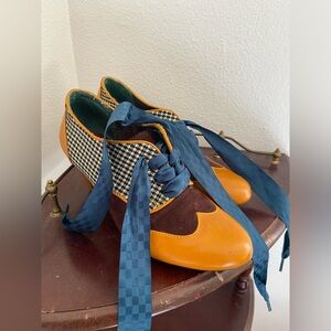 Vintage The Poetic license saddle shoe heels